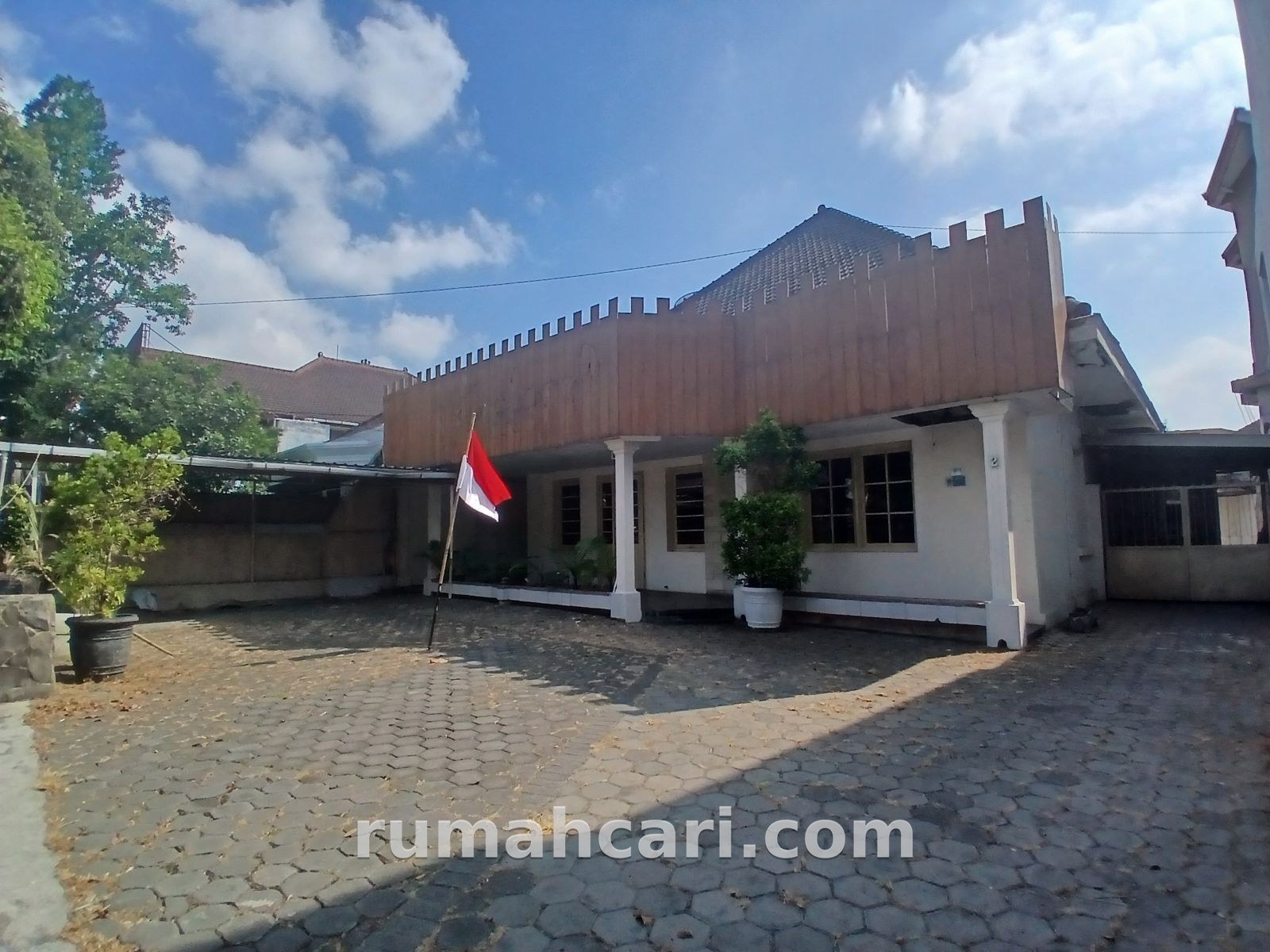 Rumah untuk Cafe – Luas 667 m², 5 Kamar, 2 Kamar Mandi, SHM