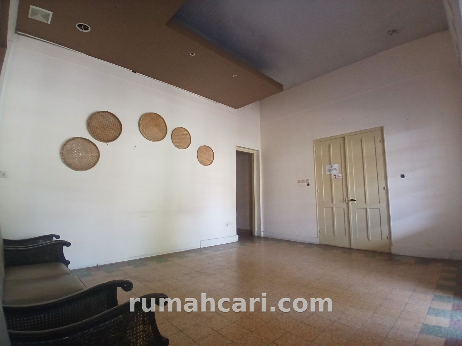 Rumah untuk Cafe – Luas 667 m², 5 Kamar, 2 Kamar Mandi, SHM - foto 2