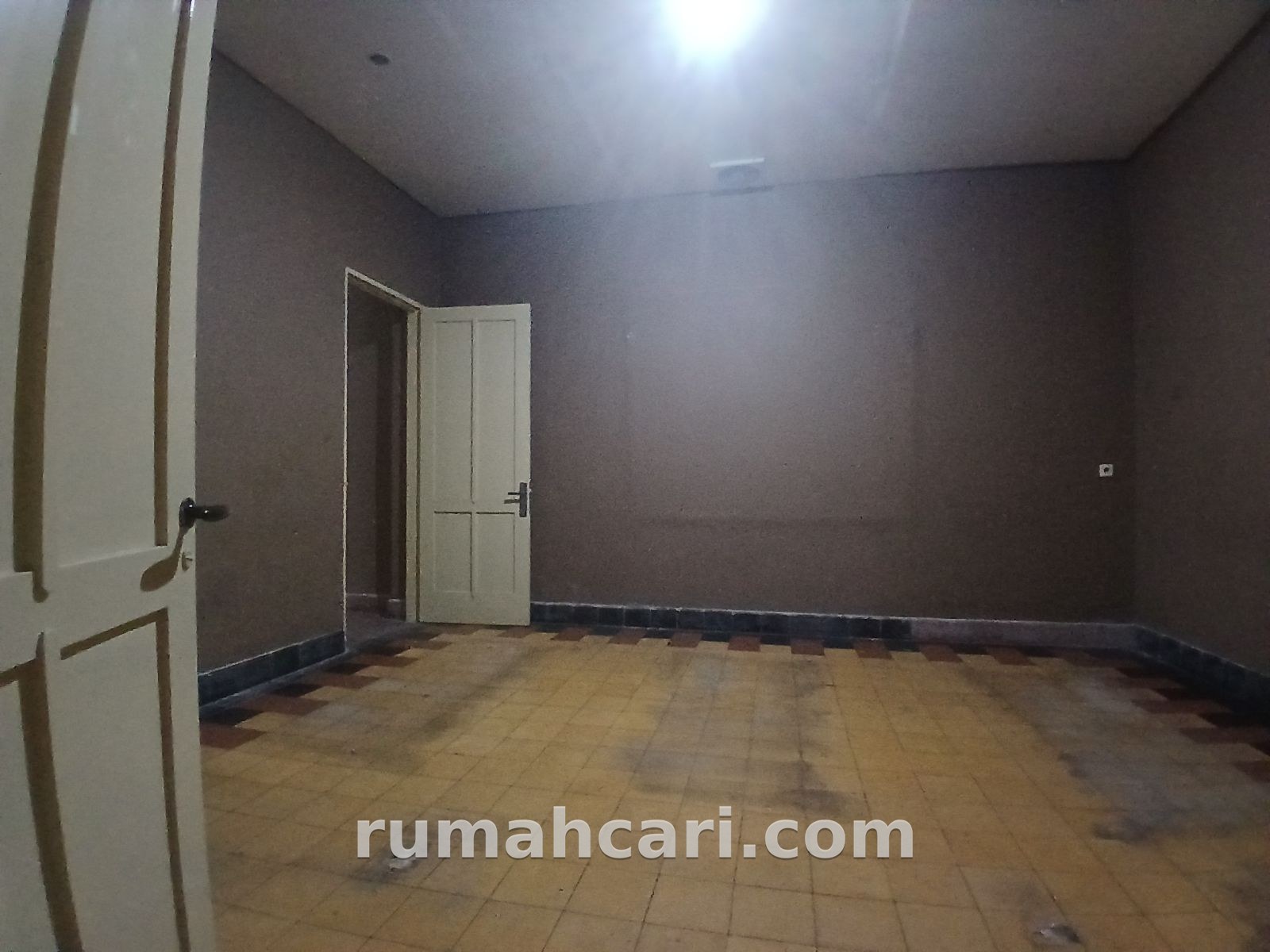 Rumah untuk Cafe – Luas 667 m², 5 Kamar, 2 Kamar Mandi, SHM - foto 5