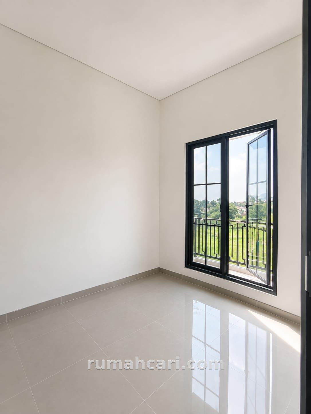 Rumah Mewah di Lokasi Strategis, 3 Kamar Tidur - foto 2