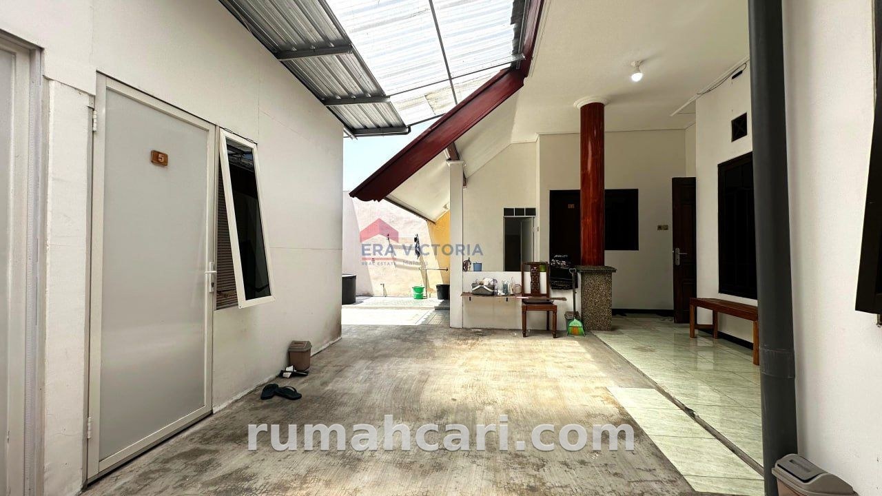 Peluang Investasi Properti! Rumah Kost Active Full Furnished 6 KT Lokasi Strategis Dekat Pusat Perbelanjaan - foto 2