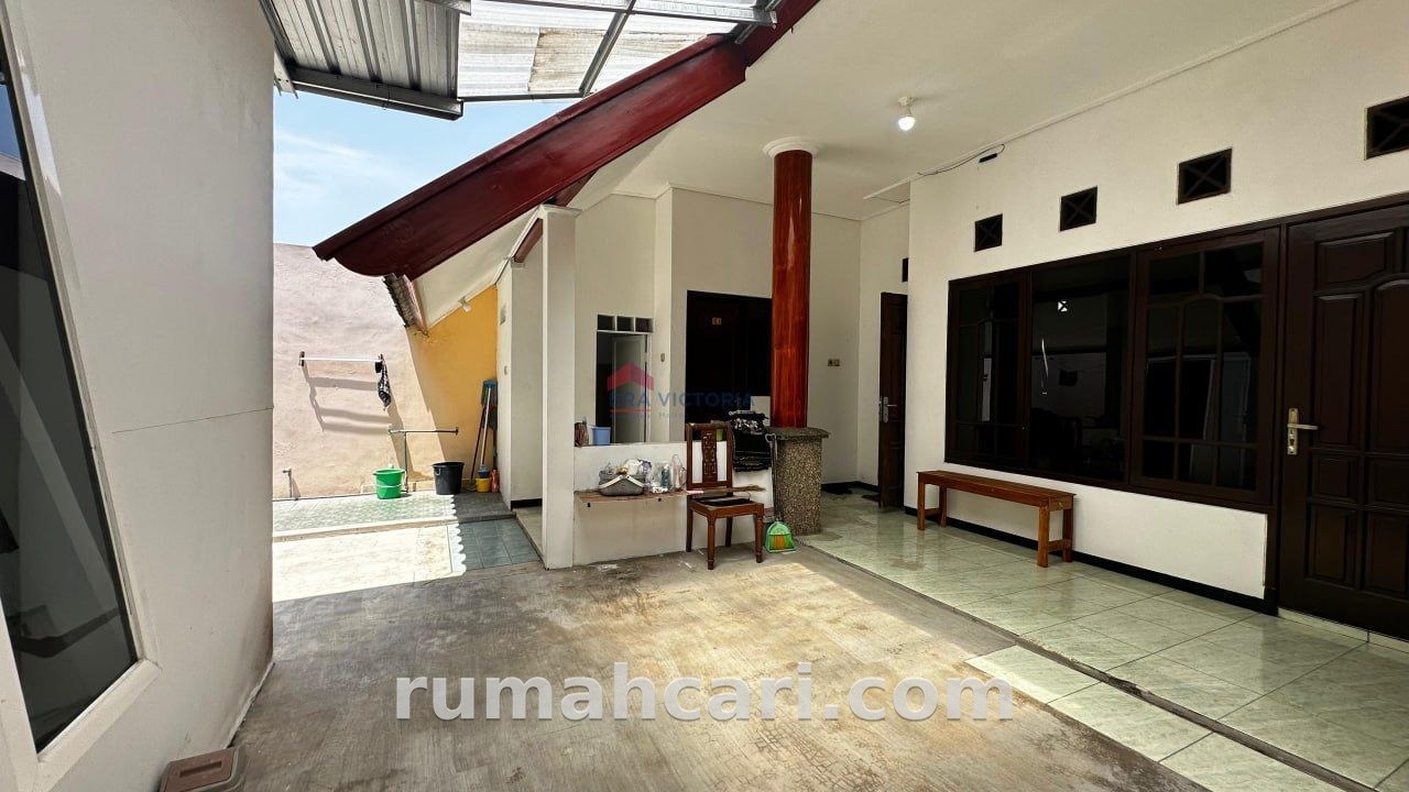 Peluang Investasi Properti! Rumah Kost Active Full Furnished 6 KT Lokasi Strategis Dekat Pusat Perbelanjaan - foto 3