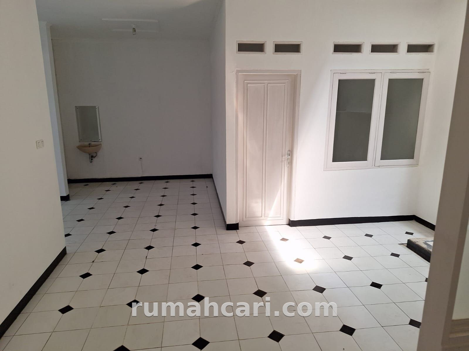 Rumah 4+1+1, 120 m2 tanah, 155 m2 bangunan, SHM, Rp2,900,000,000