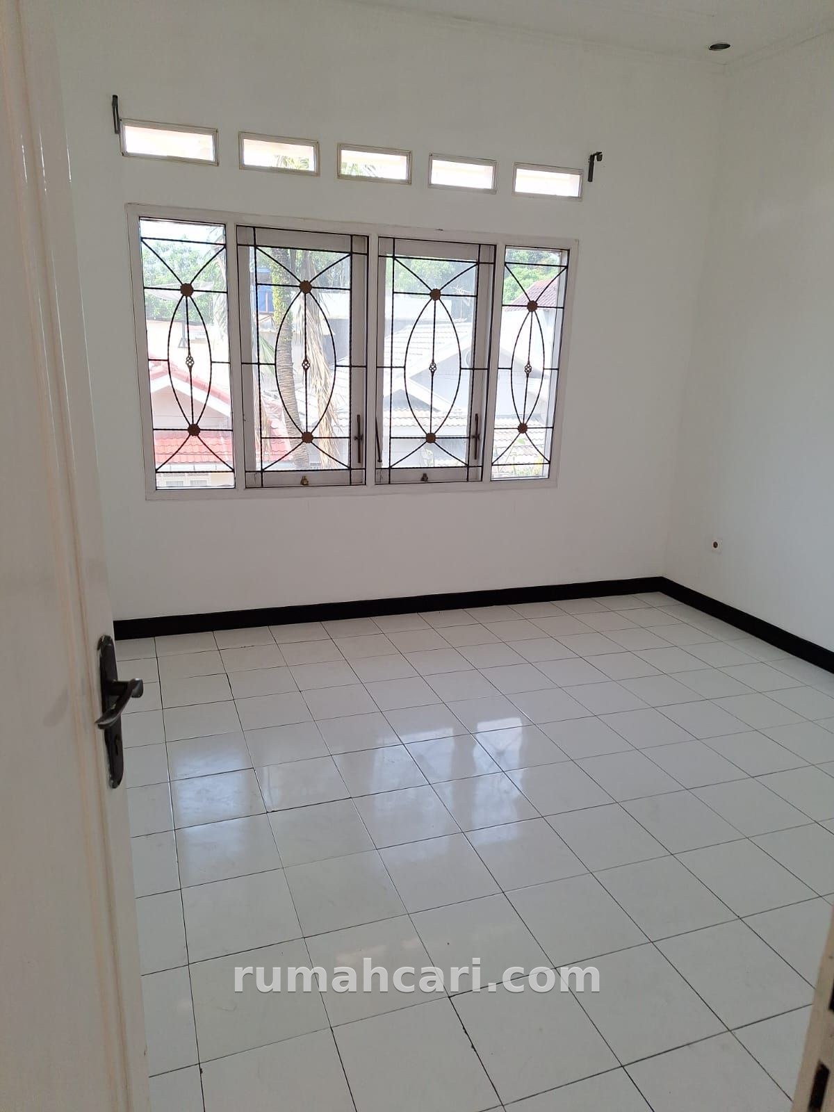 Rumah 4+1+1, 120 m2 tanah, 155 m2 bangunan, SHM, Rp2,900,000,000 - foto 2