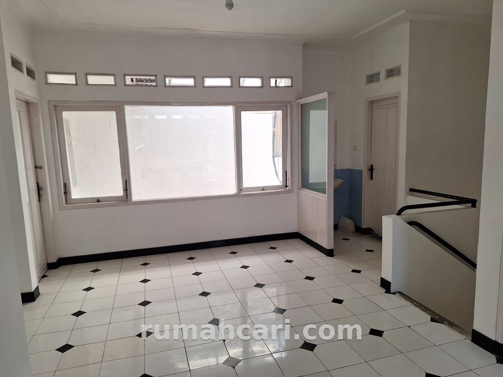 Rumah 4+1+1, 120 m2 tanah, 155 m2 bangunan, SHM, Rp2,900,000,000 - foto 4