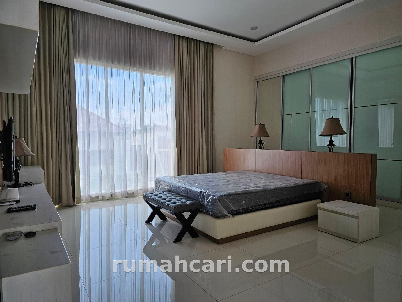 Rumah 3 Lantai di ISDI Malang – 403 m², Garasi 4 Mobil, Rooftop City View - foto 3