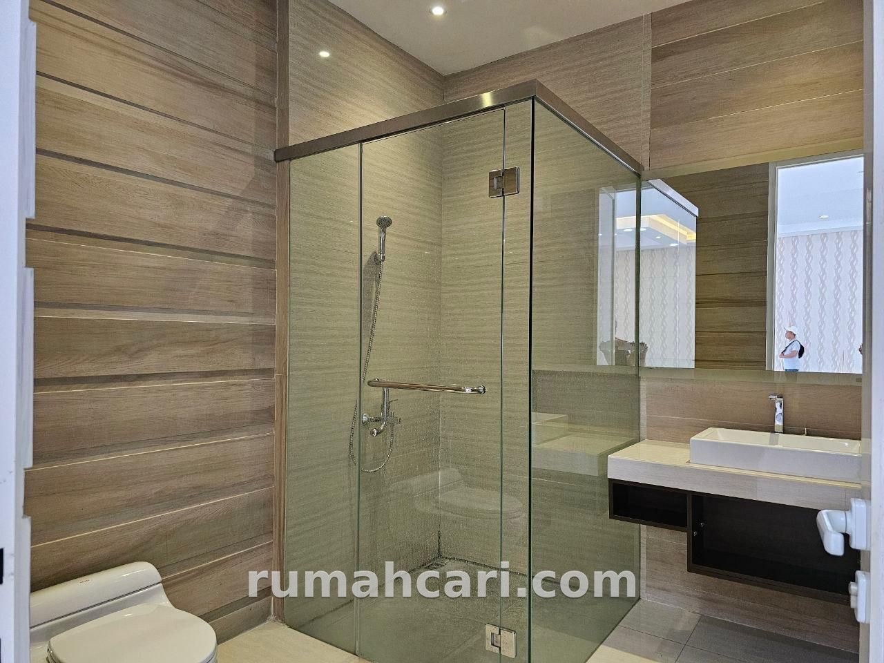 Rumah 3 Lantai di ISDI Malang – 403 m², Garasi 4 Mobil, Rooftop City View - foto 4